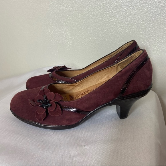 Sofft Burgundy Suede Heels – Size 7 Narrow – Beaded Flower Detail 🌸 - Picture 4 of 7